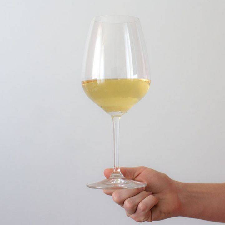 Cách cầm ly rượu vang đẹp