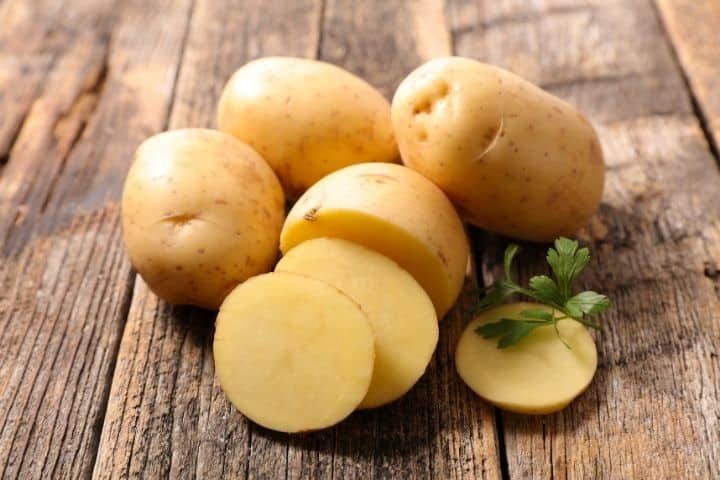 clean the non-stick pan with potatoes and salt